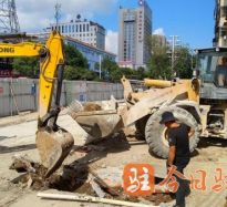 老贱屄日大鸡巴在线黄色视频高温下的坚守｜道路建设者用汗水铺就畅通路